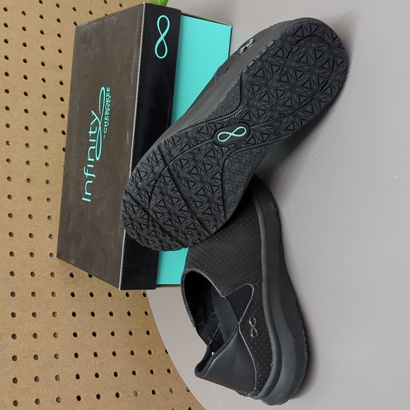 Infinity Haven in Breezy Black - Picture 2 of 5